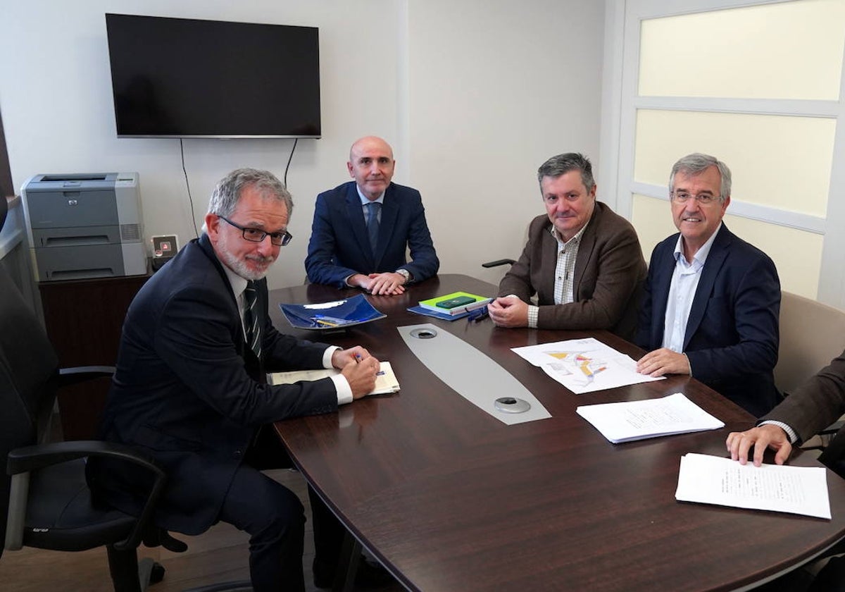 Jose María García Urbano, alcalde de Estepona, se ha reunido hoy con representantes de Vympica.