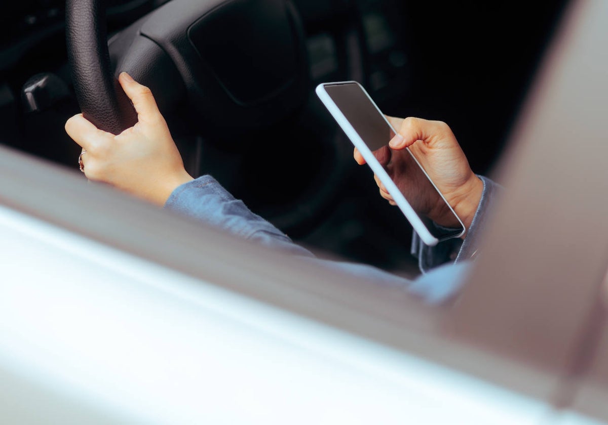 La utilización del teléfono móvil durante la conducción está considerada una conducta grave.