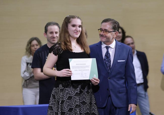 Isabel Tardón Barbancho, que ahora compagina Composición en el Superior de Málaga y Matemáticas en la UMA, con el director del CPM Martín Tenllado, Alejandro Díaz.