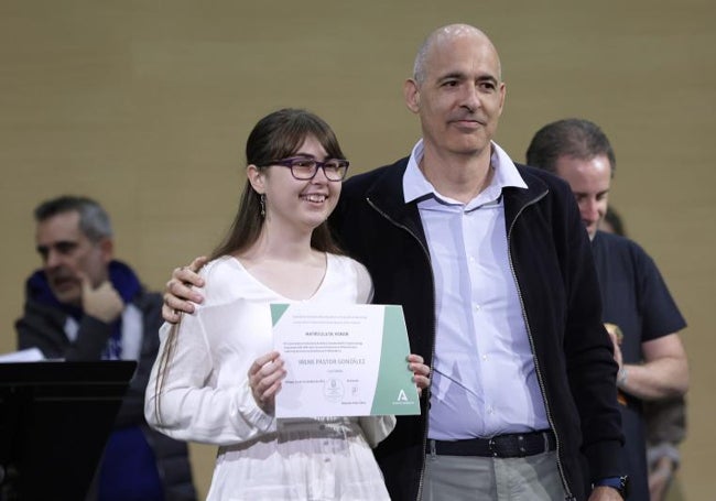 Irene Pastor González, también estudiante de Composición y Matemáticas, con el profesor Santiago García Cuba.