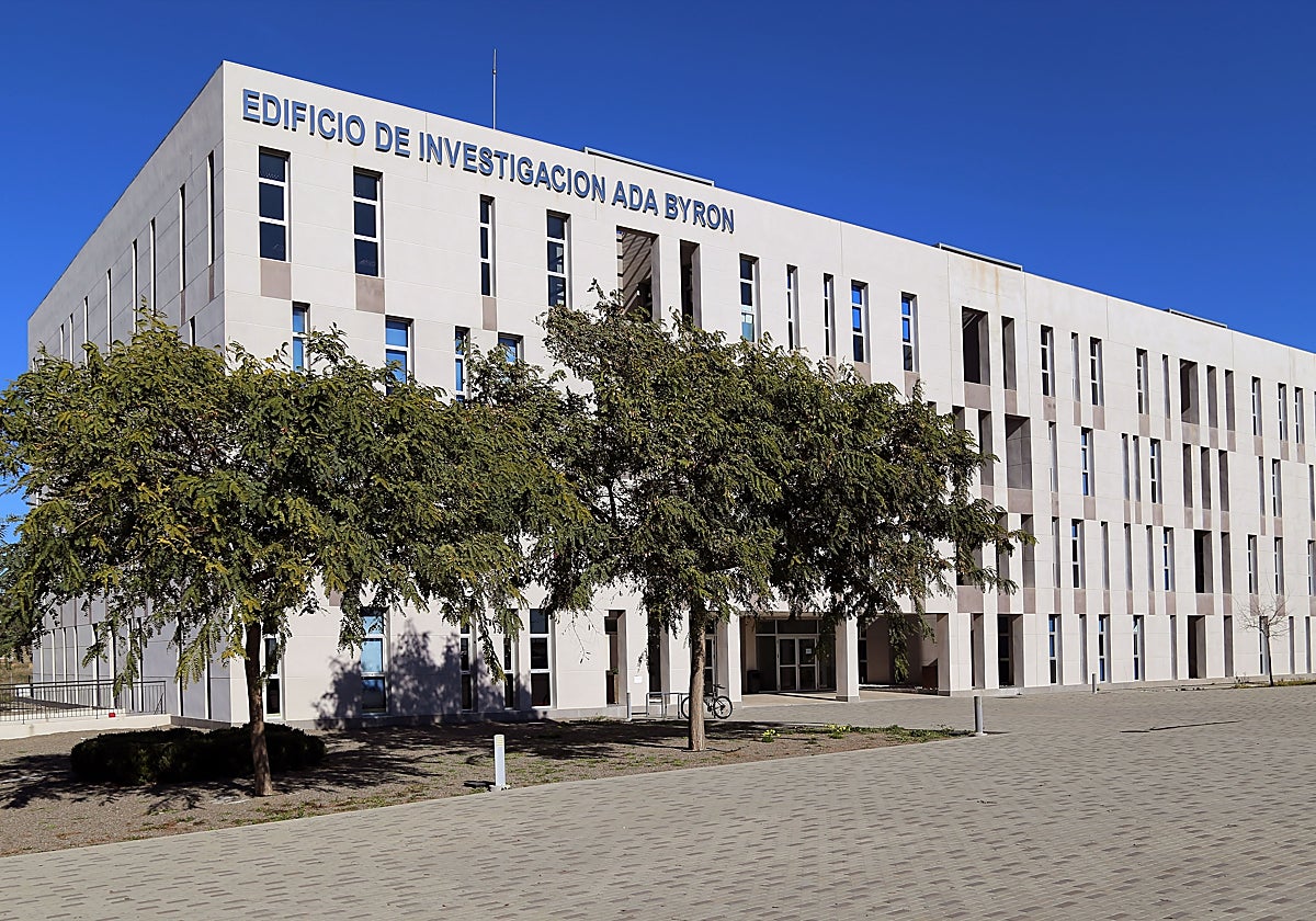 La imagen muestra el edificio Ada Byron, en el campus de Teatinos.