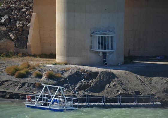Imagen de las bombas que se están instalando sobre la reducida lámina de agua del embalse axárquico.