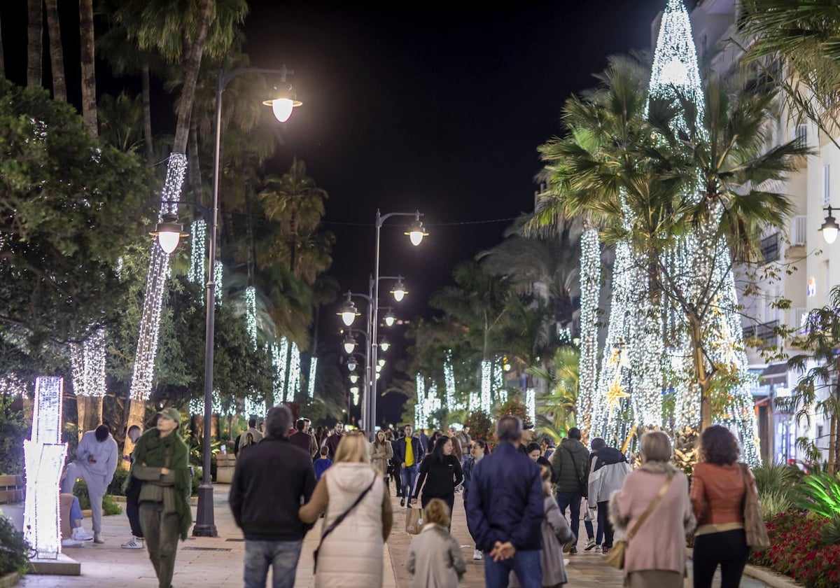 Paseo marítimo de Estepona, con la iluminación del año pasado.
