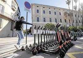 El aviso de la DGT sobre la novedad que llegará en enero con los patinetes eléctricos
