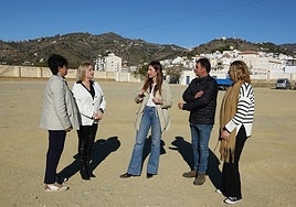 La diputada socialista por Málaga Mari Nieves Ramírez, en el antiguo campo de fútbol de Torrox, donde se ha proyectado la nueva sede judicial.
