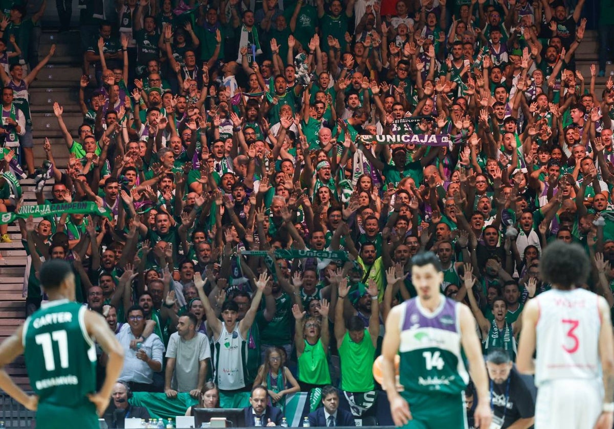 Aficionados del Unicaja en el Palacio de los Deportes.