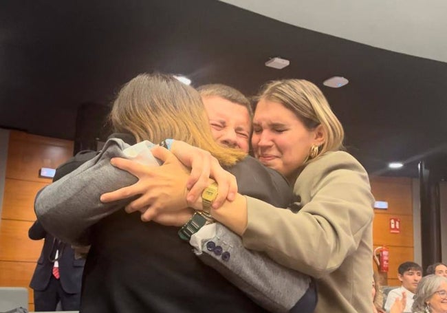 Componentes del grupo ADUMA se abrazan emocionados tras una victoria.