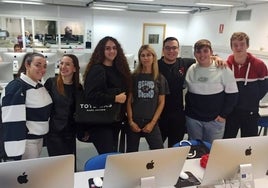 María Eugenia González, rodeada de alumnos de segundo curso de Documentación Informativa.