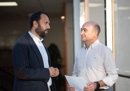 El concejal de Medio Ambiente, Juan Olea, conversa con uno de los técnicos municipales.