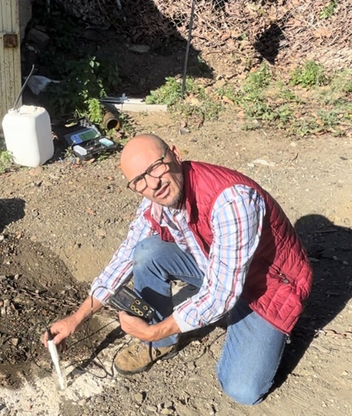 Imagen secundaria 2 - Arriba y abajo a la izquierda, el perianense Francisco Frías, observa los aguacates secos en su finca de la zona del Real Bajo en Vélez-Málaga y los mangos que aún le sobreviven, y abajo a la derecha, José María Guzmán, con el medidor de salinidad en su finca.