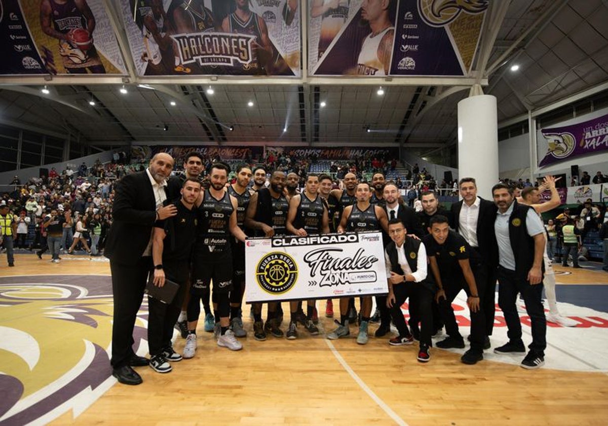 La plantilla del Fuerza Regia, con su entrenador Pablo García segundo por la derecha al frente, celebra el pase a la final de zona.