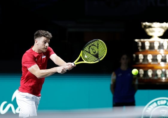 Miomir Kecmanovic, en un revés a dos manos en el duelo de este jueves.