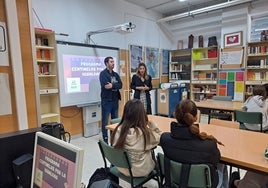 La alcaldesa durante su visita al IES Cala de Mijas.