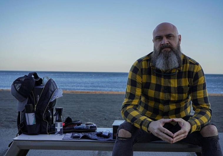 Alejandro Molina, esta semana en la playa, con su material de trabajo.