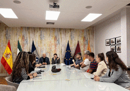 Los candidatos a rector, en diferentes actos con estudiantes.