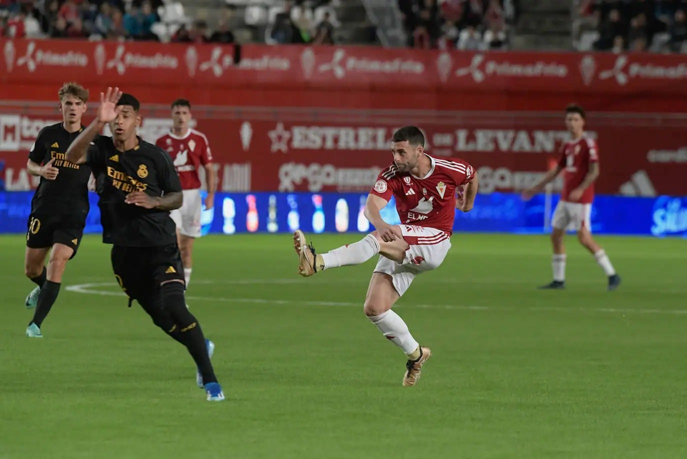 Rodri Ríos, máximo goleador del Murcia con 4 goles, intenta un disparo en un partido contra el Castilla esta temporada.