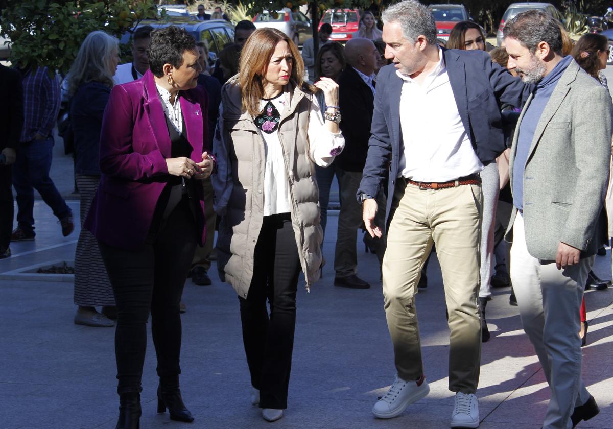 Margarita del Cid, presidenta del Consejo de Alcaldes del PP, Patricia Navarro, al frente del partido en la provincia y José Ramón Carmona, secretario general de esta fuerza en Málaga, flanquean a Elías Bendodo, coordinador general del PP nacional, a su llegada al Palacio de Congresos de Torremolinos.