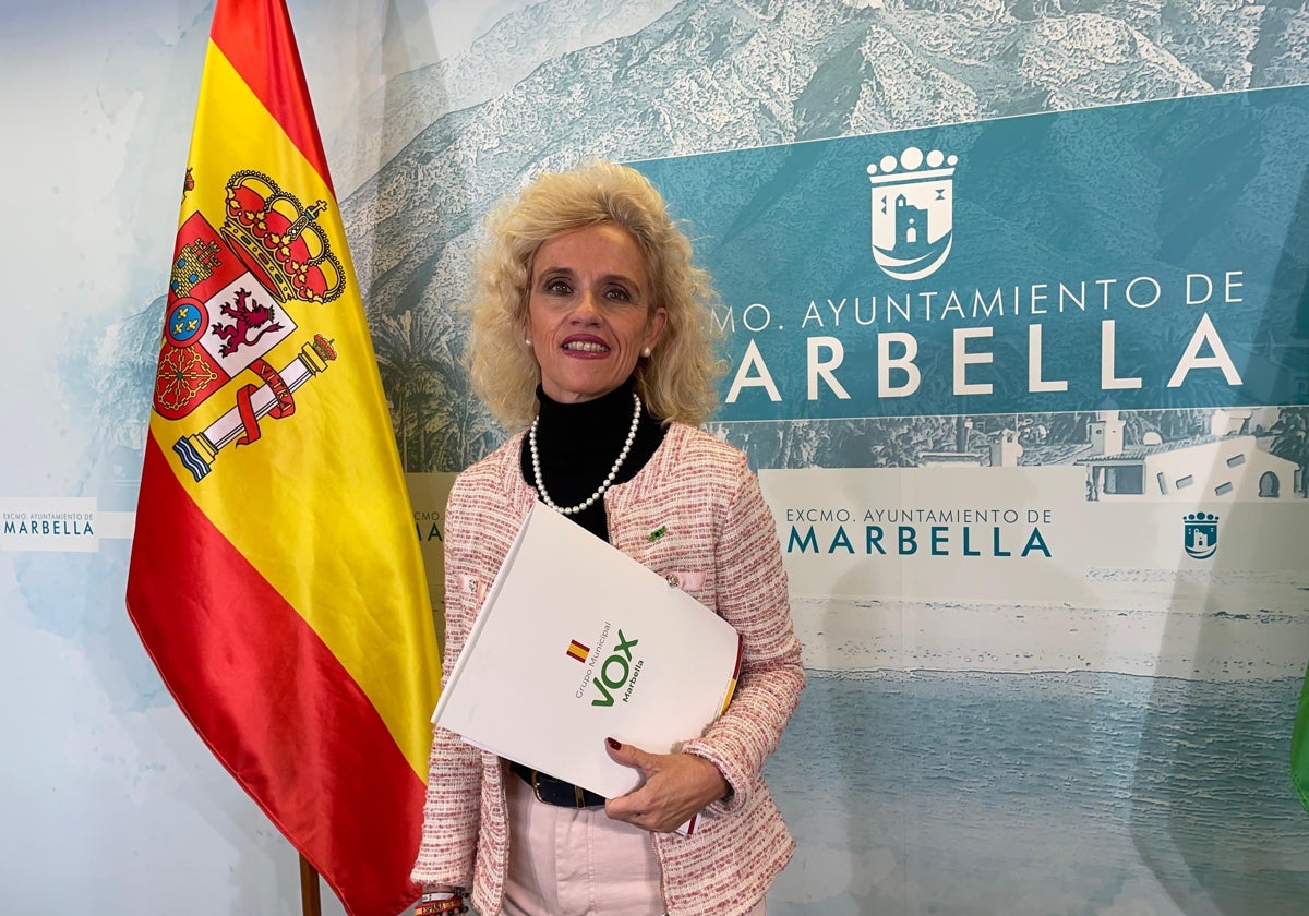 La edil de VOX en Marbella, María Cruz Terriza, en rueda de prensa.