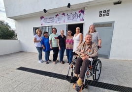 Integrantes de Afibro+ delante de la sede de la asociación.
