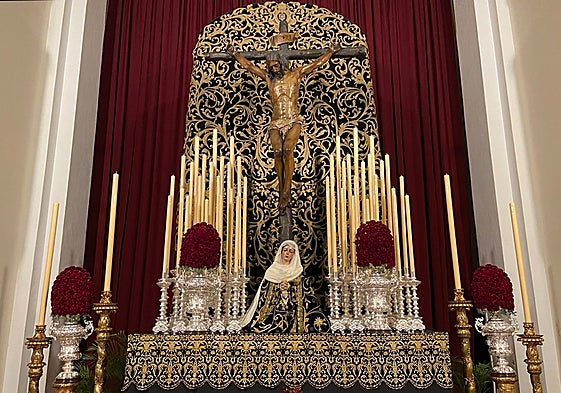 Altar del triduo en honor al Cristo de la Buena Muerte en la parroquia de Santo Domingo.
