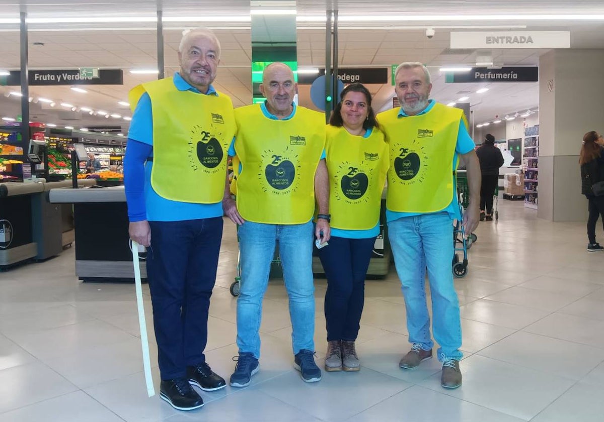 Voluntarios en un supermercado durante la Gran Recogida organizada por Bancosol