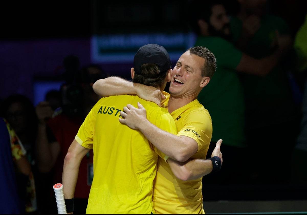 Alex de Miñaur se abrazacon su capitán, el exnúmero uno mundial, Lleyton Hewitt, tras el pase a la final de la Copa Davis.