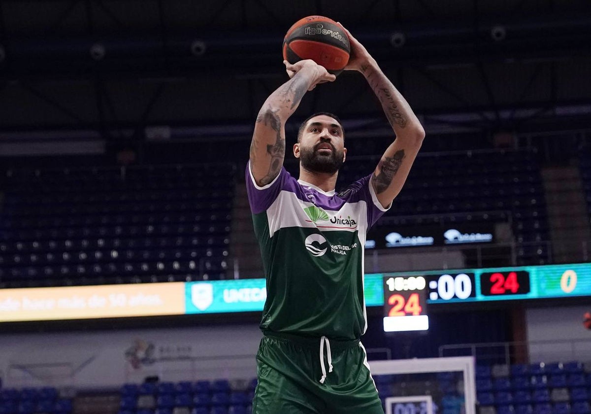 Lima lanza a canasta en un partido con el Unicaja.