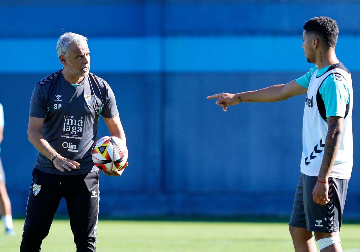 Sergio Pellicer se dirige a Loren, en un entrenamiento reciente.