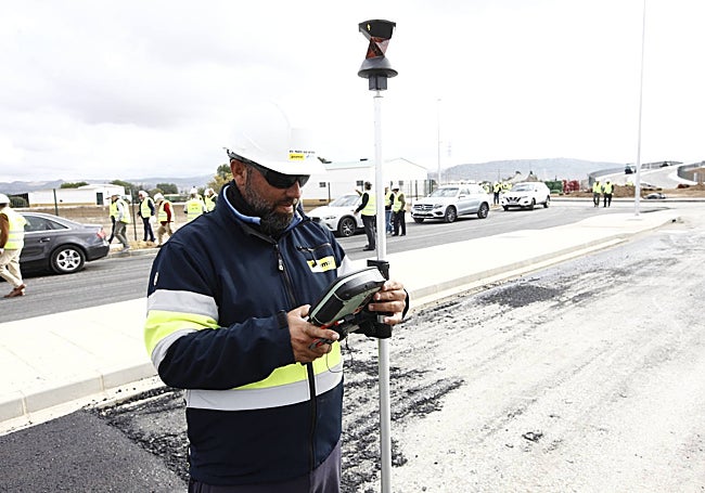 Un trabajador realiza mediciones.