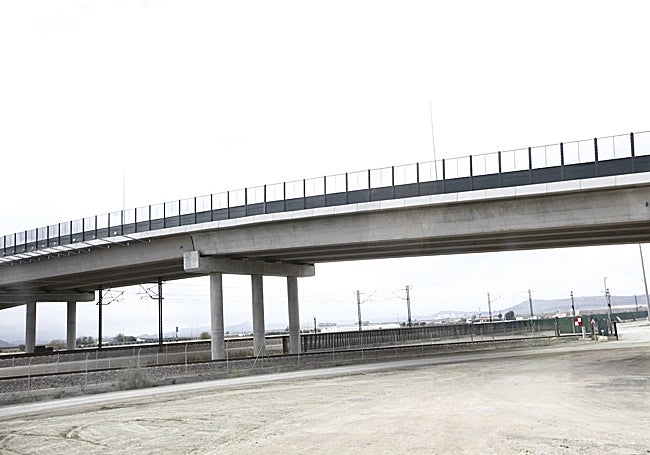 Viaducto construido para salvar las vías del tren.
