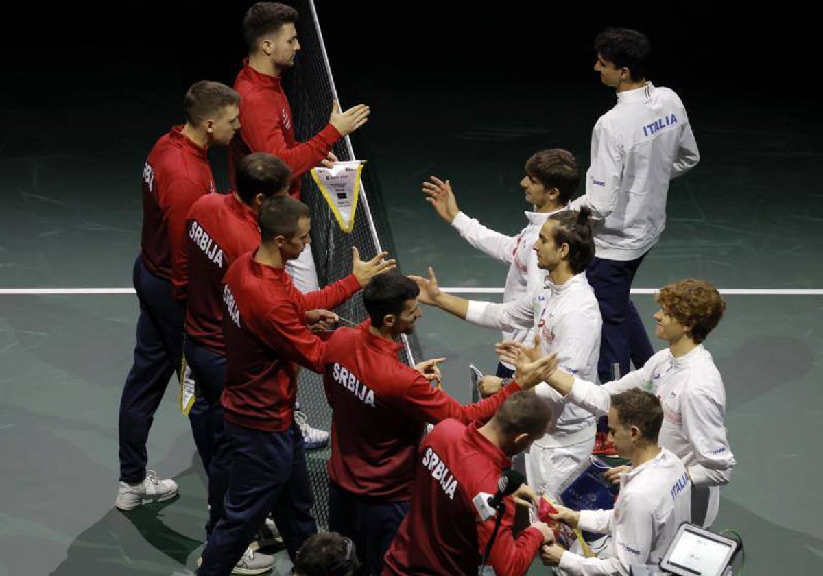 Italia y Serbia se dan la mano antes del inicio del choque.