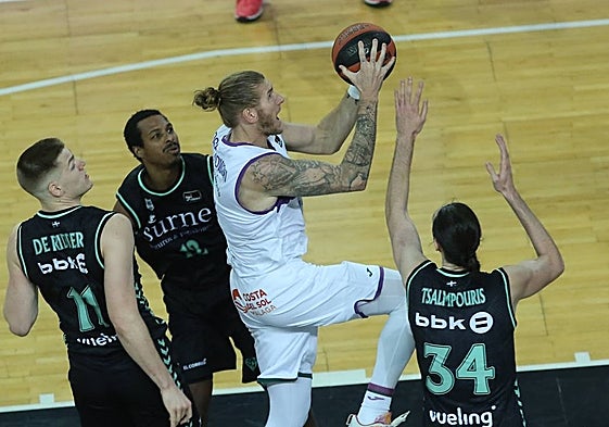 Osetkowski, el mejor en Bilbao, avanza hacia la canasta.