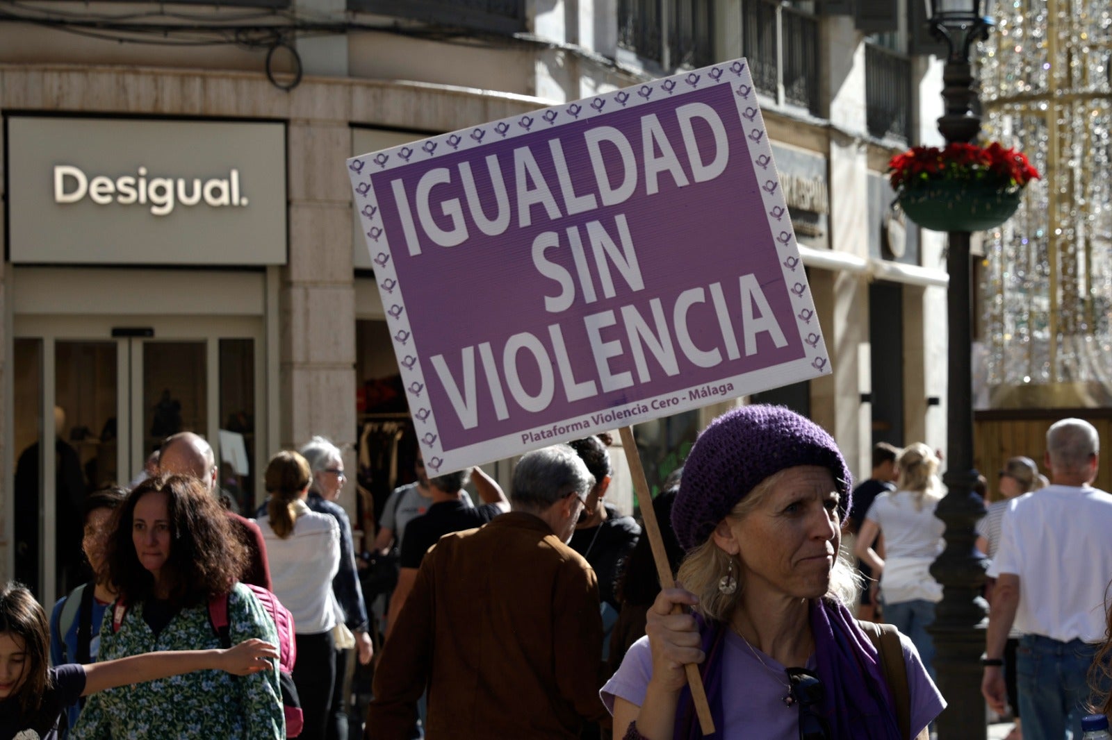 Unas 3.000 personas participan en la manifestación del 25N en Málaga