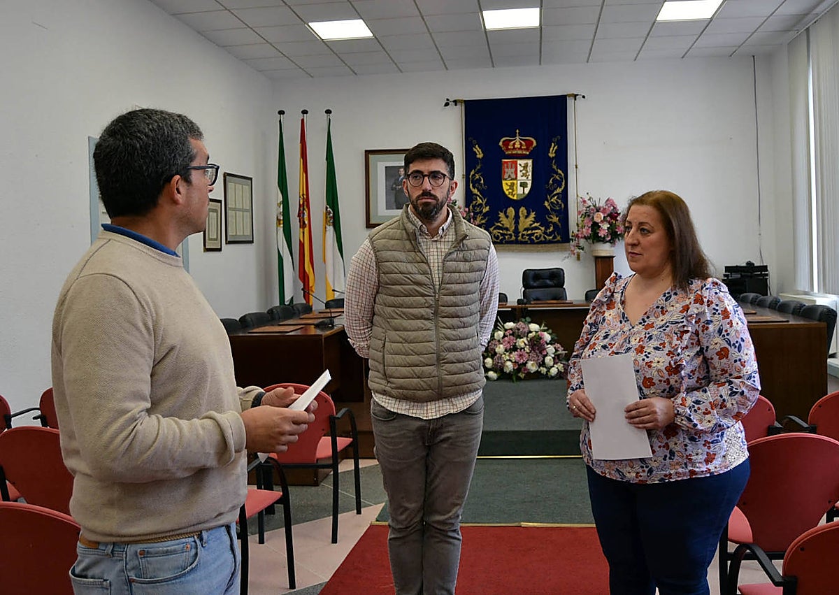 Imagen secundaria 1 - El interior de una de las aulas, un encuentro entre el Ayuntamiento de Campillos y Acádif, y uno de los murales realizados por la asociación.