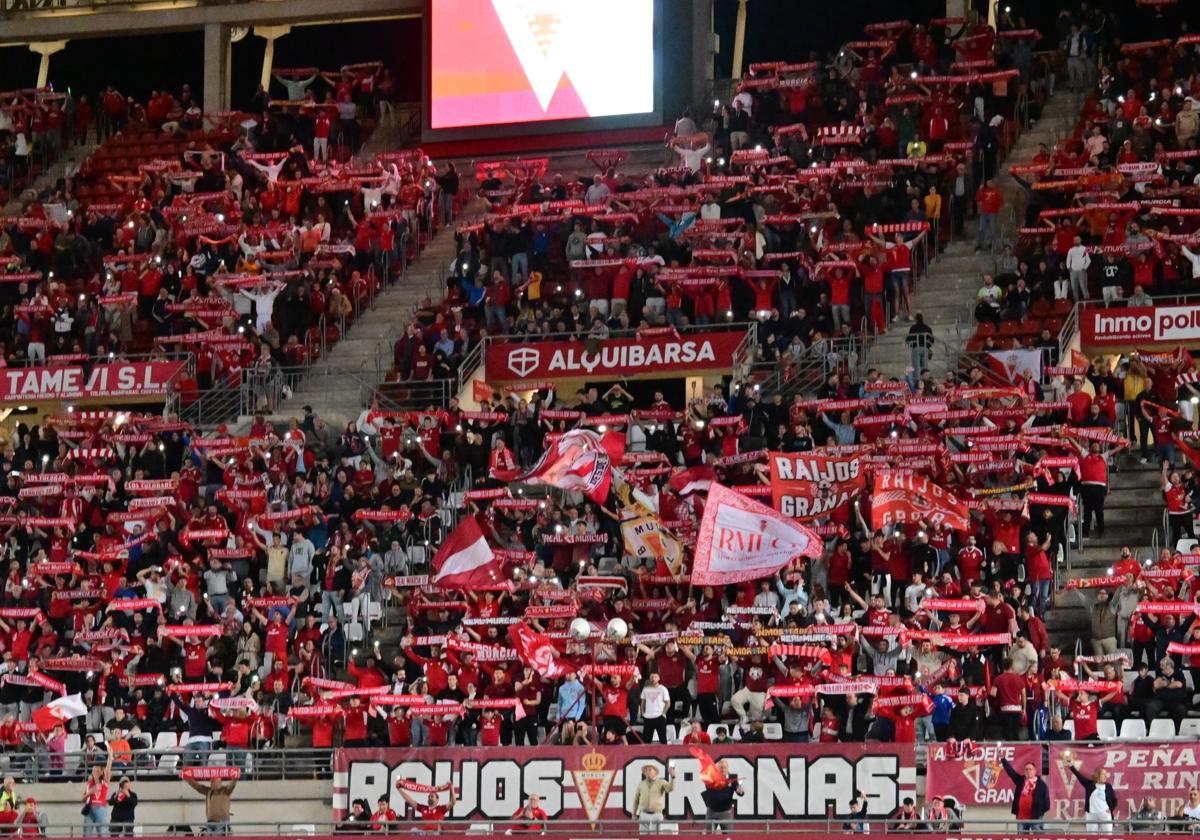 Image de aficionados del Murcia en las gradas del estadio Enrique Roca Nueva Condomina durante el partido de su equipo contra el Real Madrid Castilla hace dos semanas.