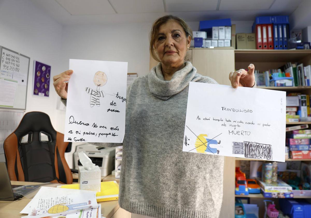 Maite Pérez-Caballero, gestora de proyectos de la Asociación Deméter, con dibujos de los niños a los que atienden en el centro.