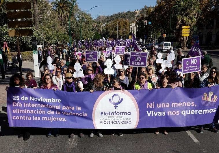 Primera línea de la marcha por el 25N, en su paso por el entorno del Muelle Heredia.