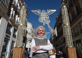 Teresa Porras, delante de la iluminación de calle Larios. «Lo ves, brillan como cristales de Swarovski», afirma mientras posa.
