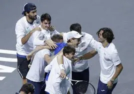 La piña del equipo italiano después de la conquista de la Copa Davis en Málaga.