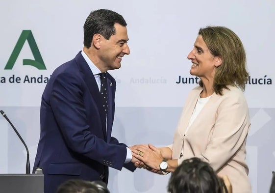 El presidente de la Junta, Juanma Moreno, y la vicepresidenta Teresa Ribera, el pasado 3 de octubre.