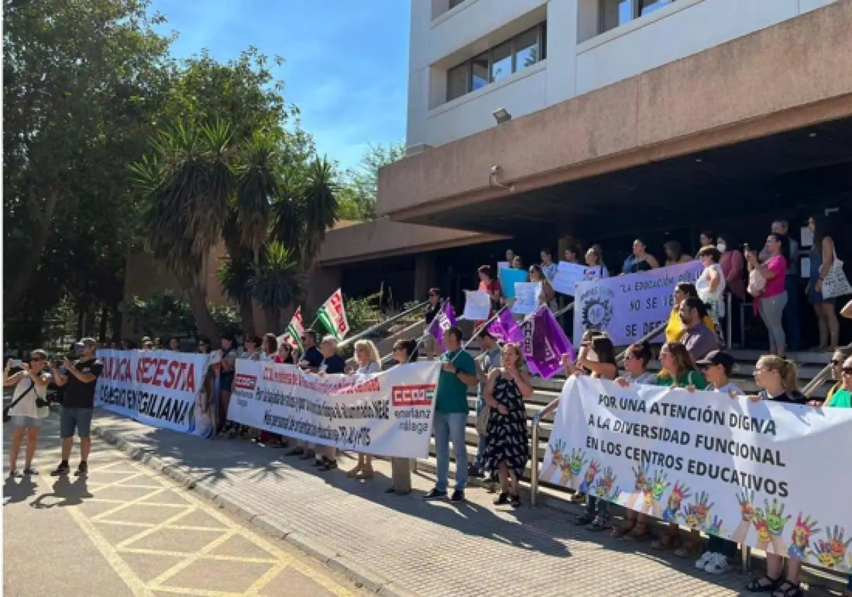 Trabajadores de este colectivo, en una de sus concentraciones ante la Delegación de Educación de Málaga.