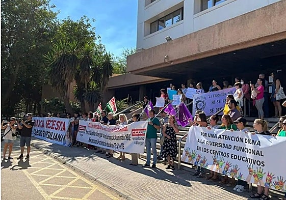 Trabajadores de este colectivo, en una de sus concentraciones ante la Delegación de Educación de Málaga.