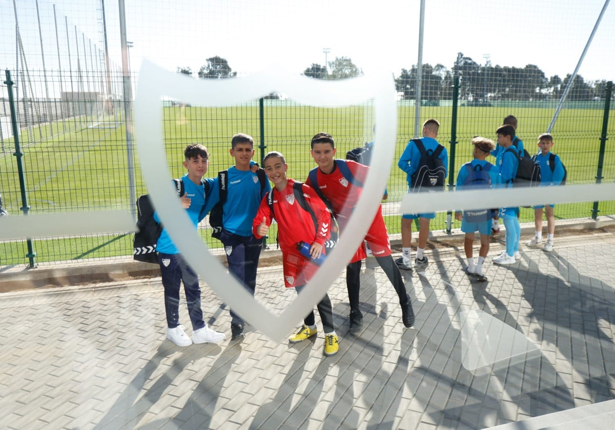 Jóvenes de la cantera del Málaga en el interior de las nuevas instalaciones.