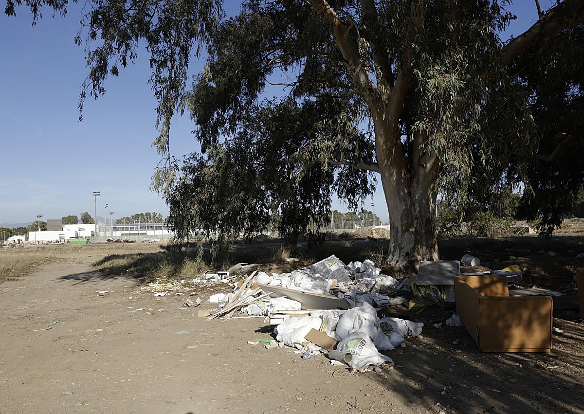 Imagen secundaria 1 - Las primeras dos imágenes muestran la basura en la zona de Arraijanal; la última está tomada desde la Carretera del Campo de Golf. 