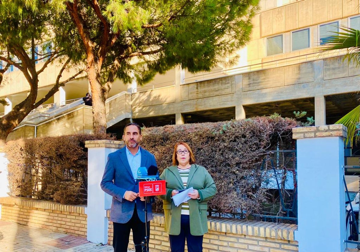 Los socialistas Dani Pérez y Mari Carmen Martín, en la puerta del Materno Infantil este lunes.