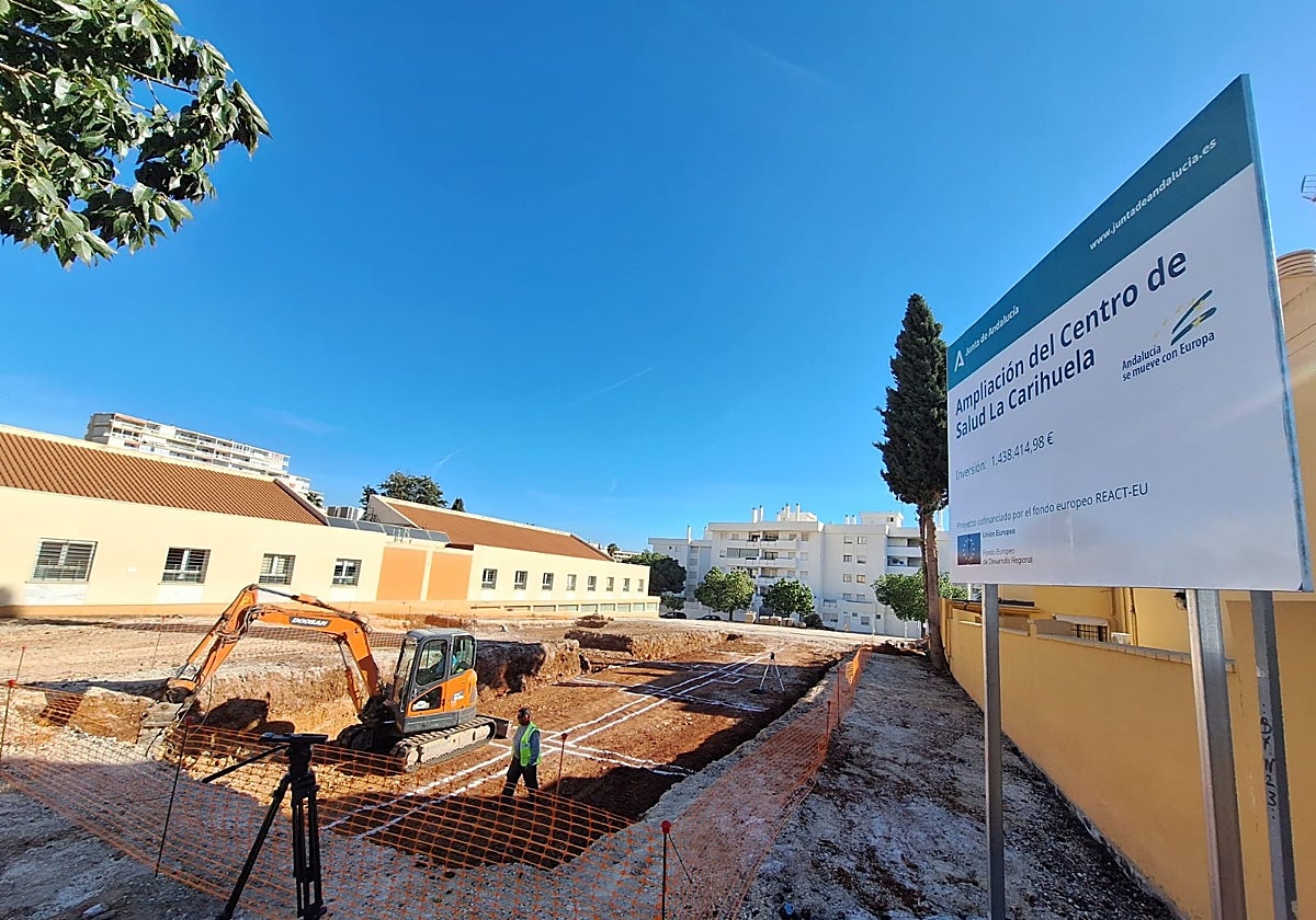 Solar dónde han comenzado las obras de ampliación del centro de salud de La Carihuela.