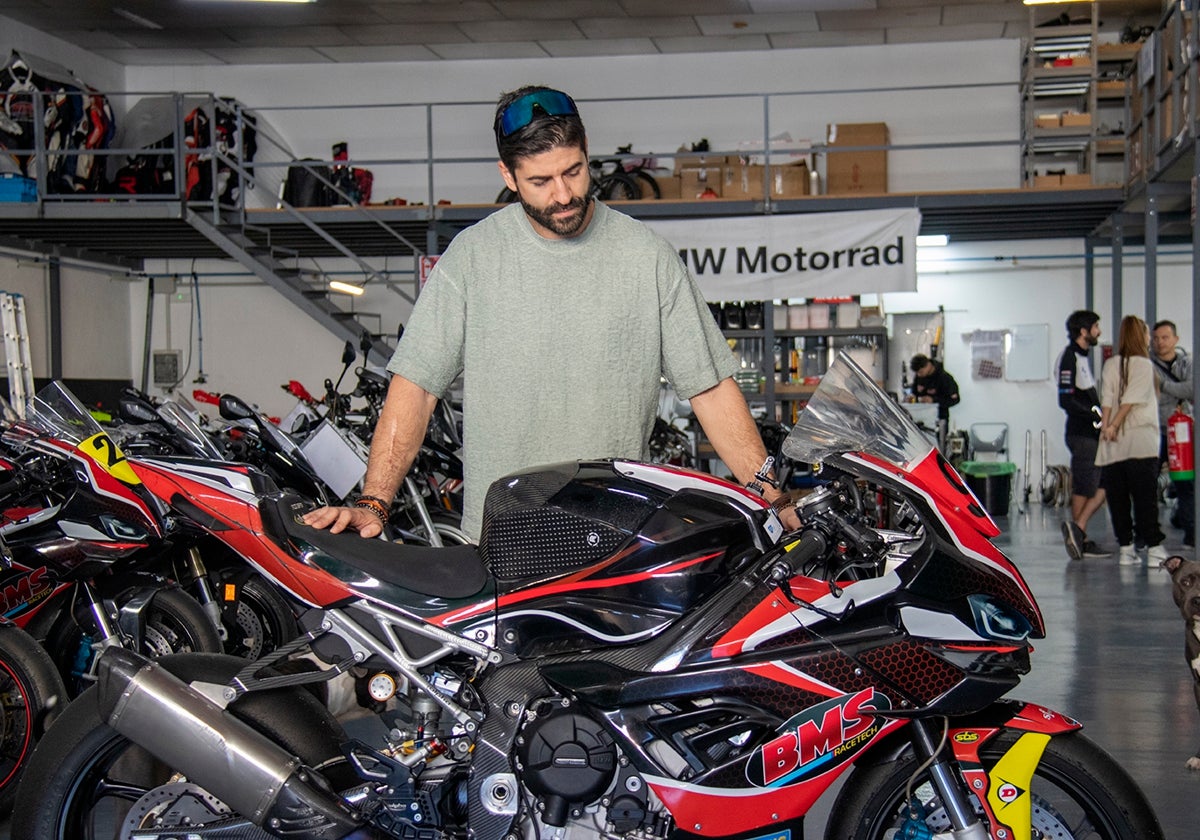 Luis Fuentes, fundador de BMS, junto a una de las BMW S1000RR que portan la decoración oficial del taller.