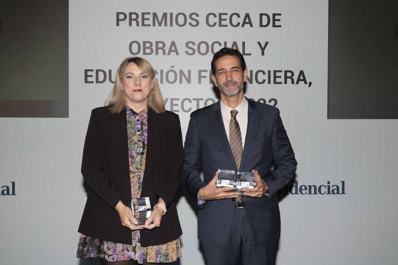 María del Mar Molina, miembro del Proyecto Edufinet, y Miguel Gil, director de Actividades Sociales de la Fundación Unicaja, en la recogida de premios.