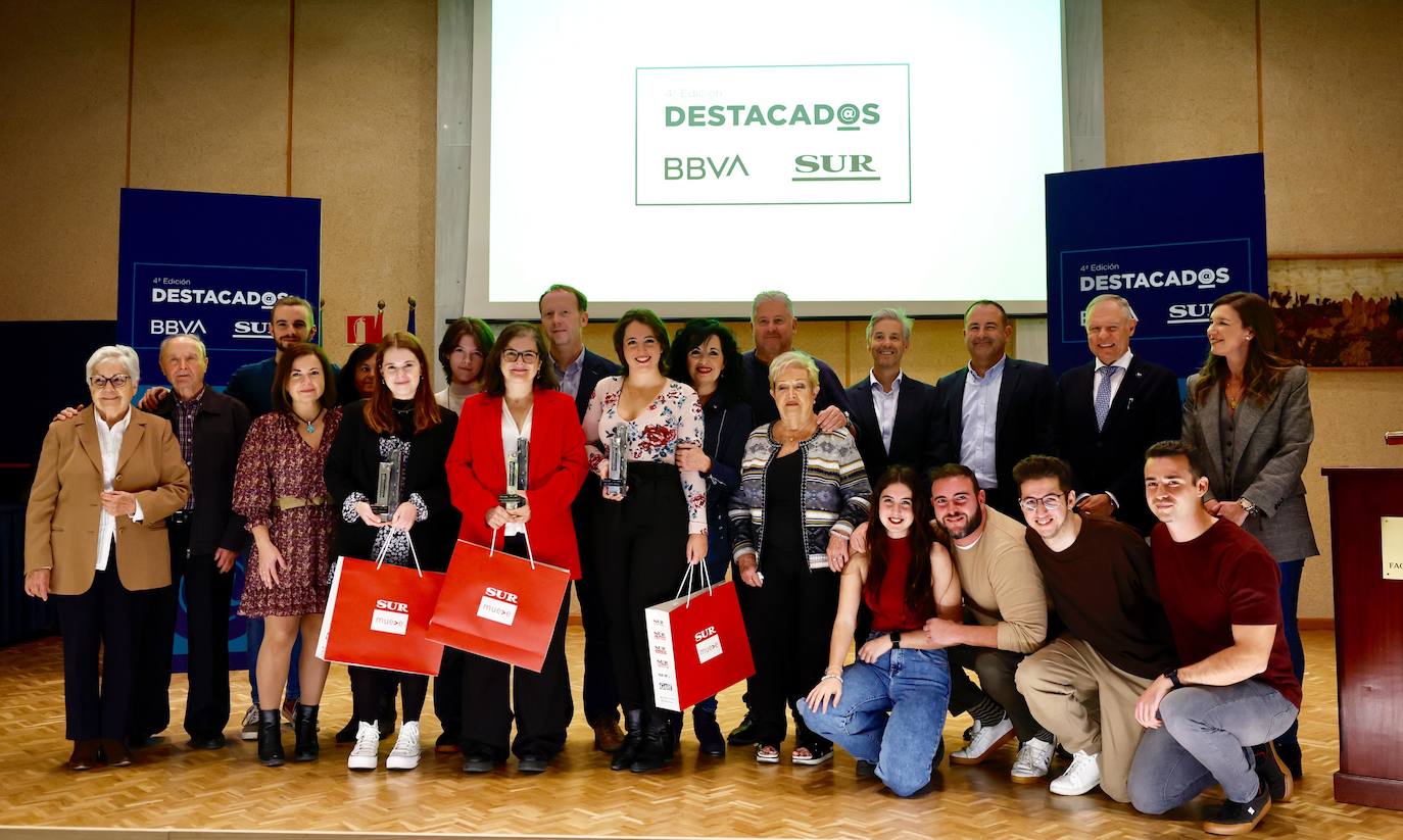 Las tres premiadas, con sus respectivas familias, responsables de SUR , de BBVA y decano de Ciencias