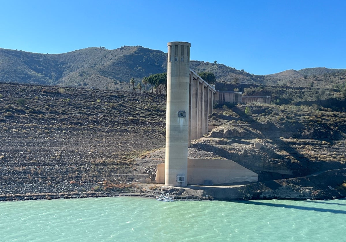 El embalse de La Viñuela está en mínimos históricos, al 7,6% de su capacidad, con apenas 12,5 hectómetros cúbicos.